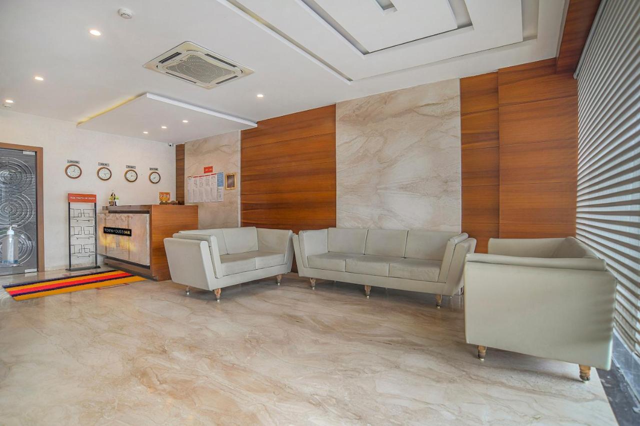 Vaccinated Staff- Townhouse Oak Hotel Silvotel インドール エクステリア 写真